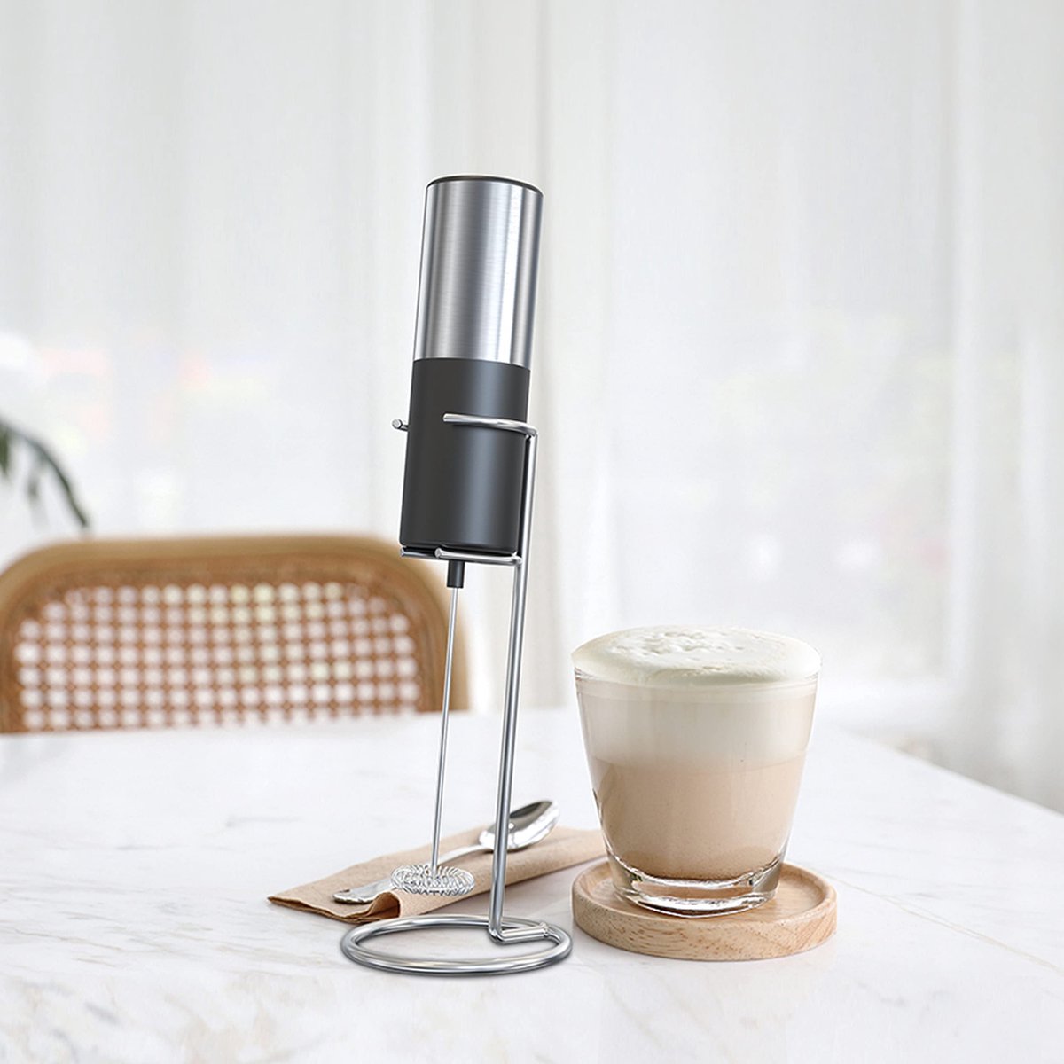 Electric milk frother - Manual milk frother - Mini milk mixer - With stand - No plug - Convenient for camping - Black