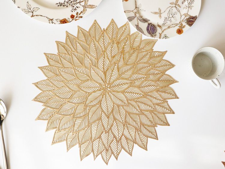 Round Hollow Out Flowers Place Mats for Dining Table Pressed Vinyl Blooming Leaf Table Mats for Holiday Party Wedding Accent