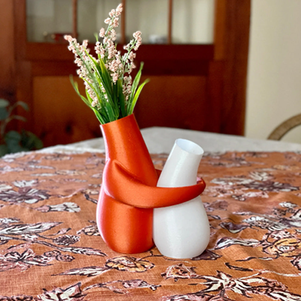 3D printedHugging Vases, decorative vase, suitable for office and home desktop flower pots, a gift for illustration enthusiasts, Valentine's Day, Mother's Day, Easter gift.
