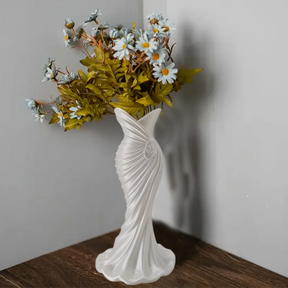 This elegant dress vase combines high-fashion elegance with minimalist home décor. Whether you insert real flowers into the glass tube or display artificial flowers without the tube, it is exceptionally beautiful.