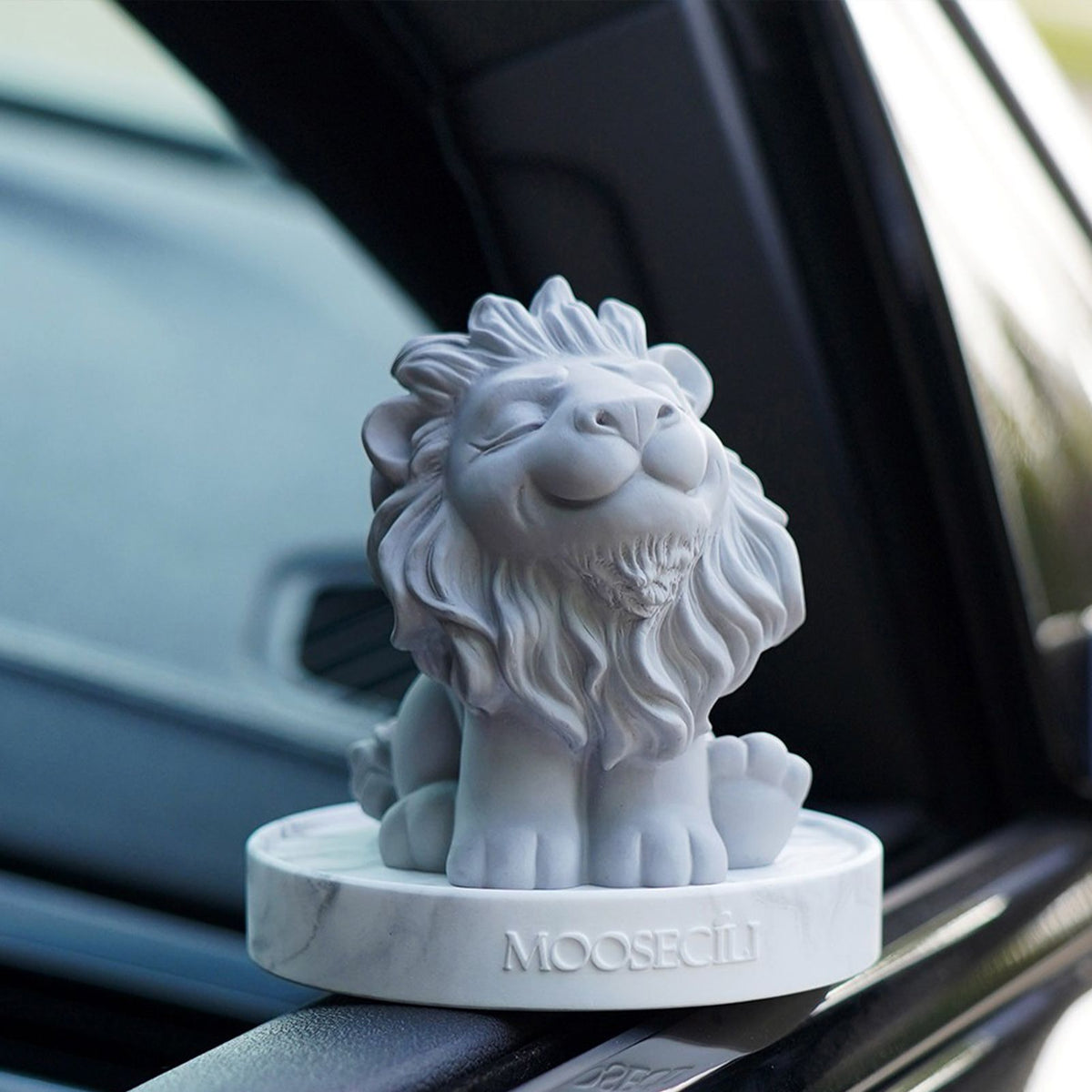 Smiling Lion Gypsum Statue - Handcrafted Plaster Aromatherapy Diffuser & Artistic Home Decor for Shelf, Desk, and Bedroom - Minimalist White Animal Sculpture Gift