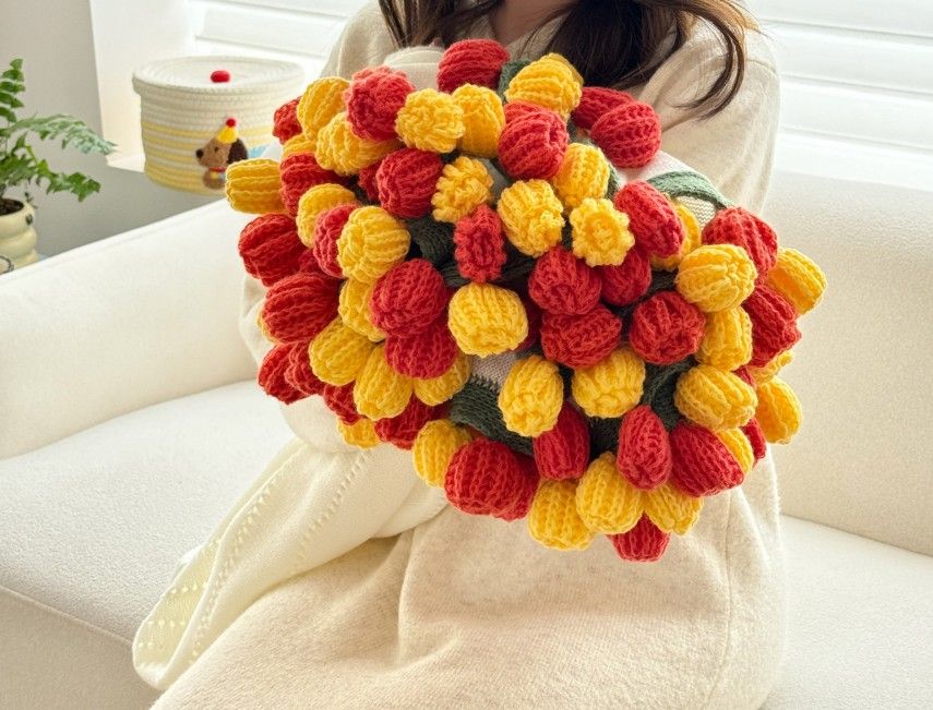 A rose bouquet multifunctional blanket, perfect for all seasons, ideal as an office nap blanket or air-conditioning cover. A timeless romantic gift for your girlfriend on holidays or birthdays. Everlasting romance.(Diameter: 100 cm / 39 in.Yellow on white