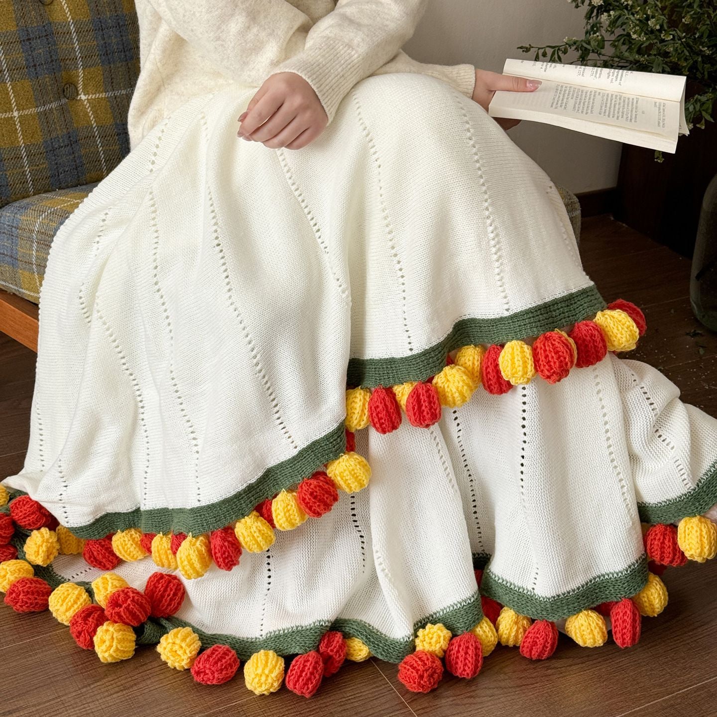 A rose bouquet multifunctional blanket, perfect for all seasons, ideal as an office nap blanket or air-conditioning cover. A timeless romantic gift for your girlfriend on holidays or birthdays. Everlasting romance.(Diameter: 100 cm / 39 in.Yellow on white