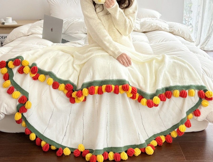 A rose bouquet multifunctional blanket, perfect for all seasons, ideal as an office nap blanket or air-conditioning cover. A timeless romantic gift for your girlfriend on holidays or birthdays. Everlasting romance.(Diameter: 100 cm / 39 in.Yellow on white
