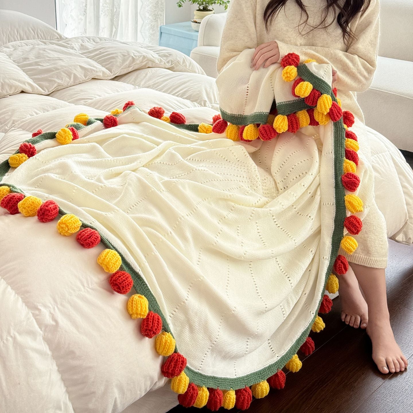 A rose bouquet multifunctional blanket, perfect for all seasons, ideal as an office nap blanket or air-conditioning cover. A timeless romantic gift for your girlfriend on holidays or birthdays. Everlasting romance.(Diameter: 100 cm / 39 in.Yellow on white
