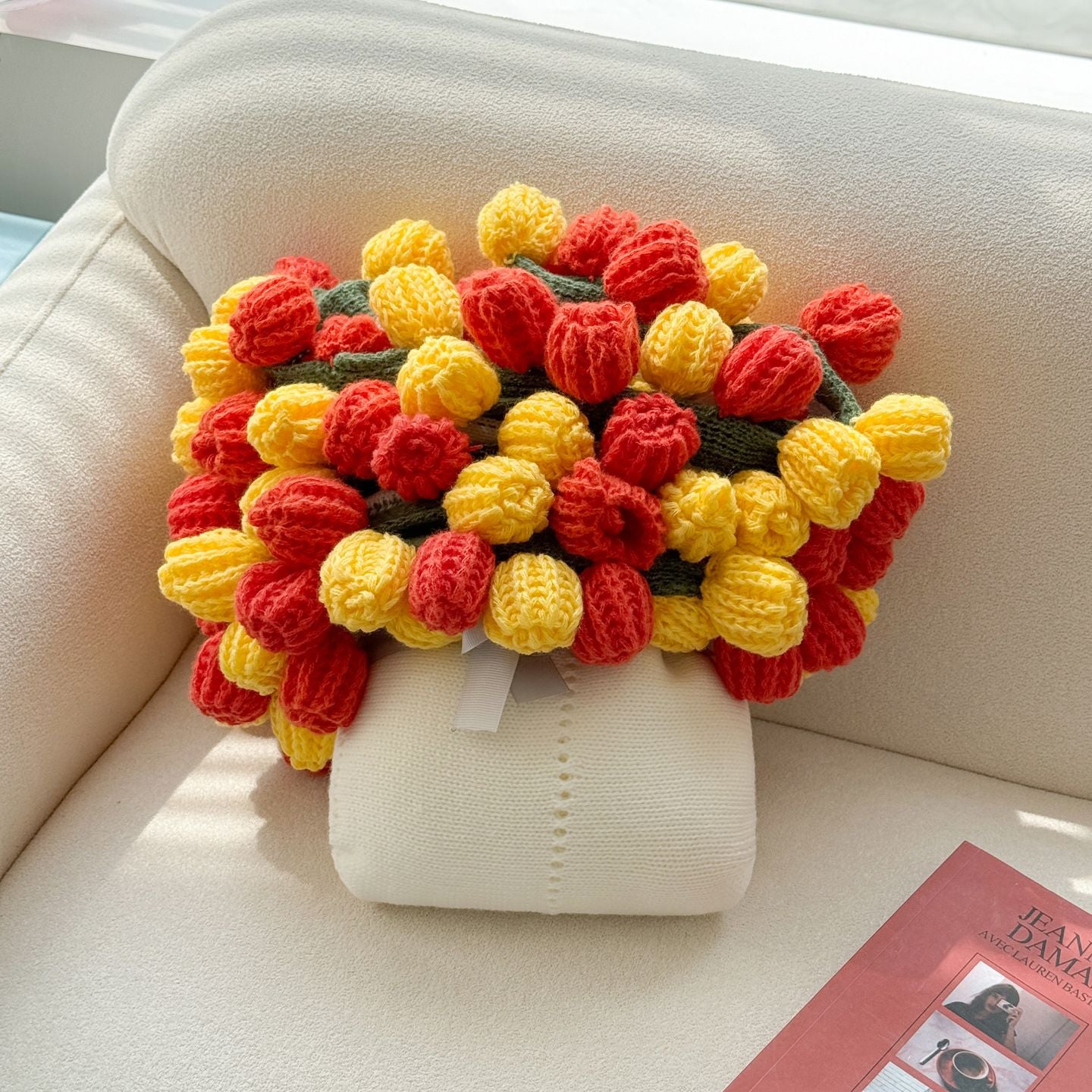 A rose bouquet multifunctional blanket, perfect for all seasons, ideal as an office nap blanket or air-conditioning cover. A timeless romantic gift for your girlfriend on holidays or birthdays. Everlasting romance.(Diameter: 100 cm / 39 in.Yellow on white