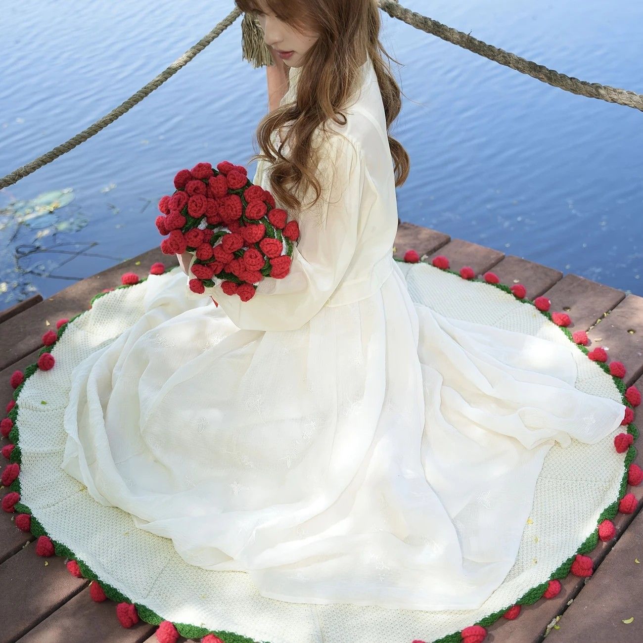A rose bouquet multifunctional blanket, perfect for all seasons, ideal as an office nap blanket or air-conditioning cover. A timeless romantic gift for your girlfriend on holidays or birthdays. Everlasting romance.(Diameter: 100 cm / 39 in.Yellow on white
