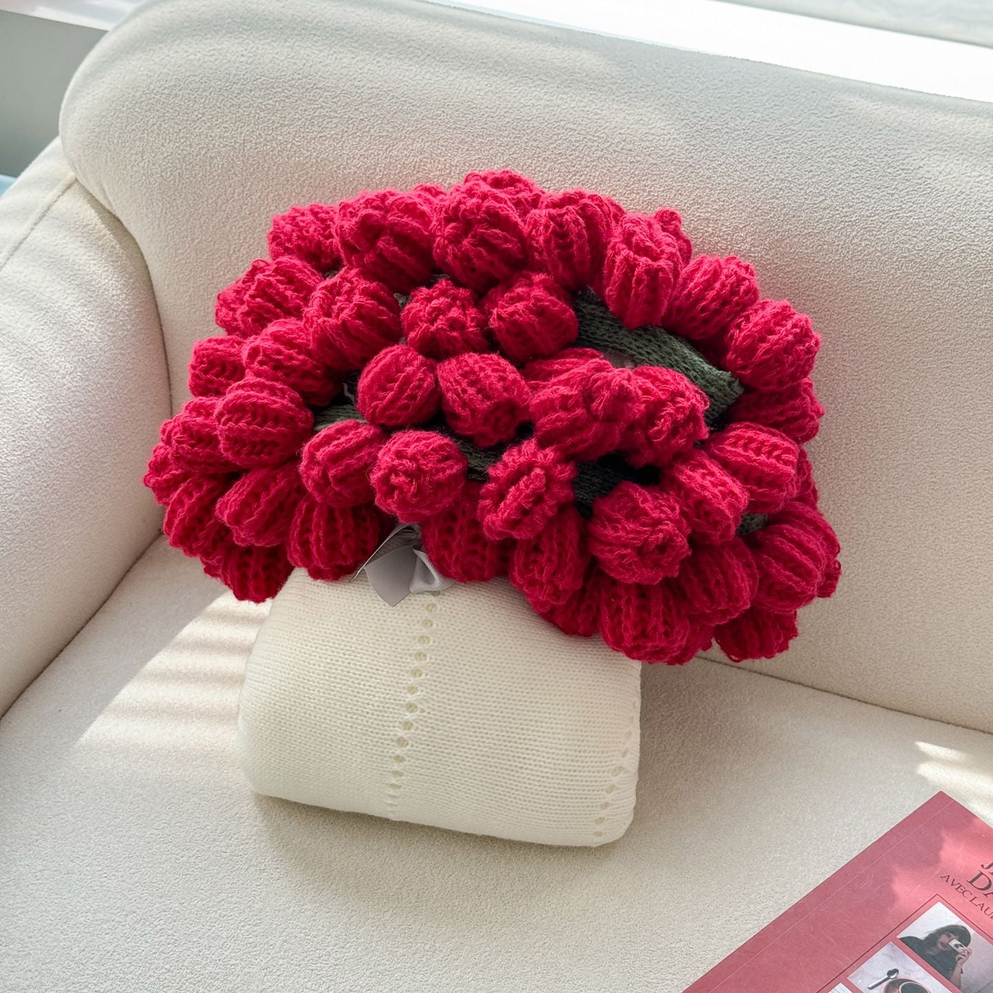 A rose bouquet multifunctional blanket, perfect for all seasons, ideal as an office nap blanket or air-conditioning cover. A timeless romantic gift for your girlfriend on holidays or birthdays. Everlasting romance.(Diameter: 100 cm / 39 in.Yellow on white