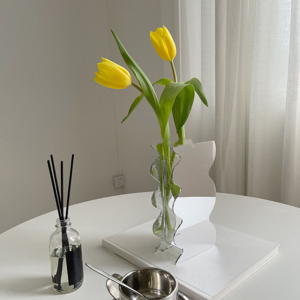 Flower Vase Modern Acrylic Decorative Unique Wavy Shape Vase for Bedroom Living Room Table Mirror
